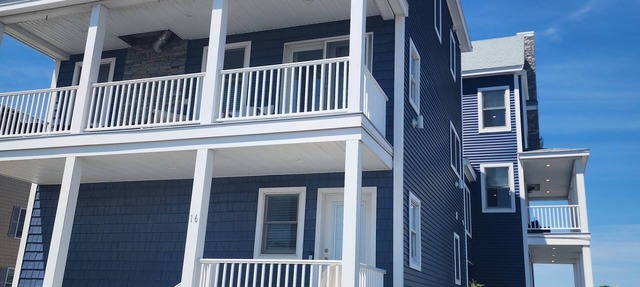 Clean-Cozy-Comfy. Steps to the Ocean in Salisbury Beach!