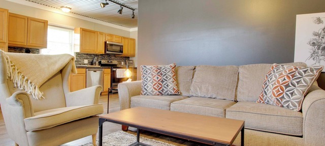 Close to Uptown & Hospital: Greenwood Studio