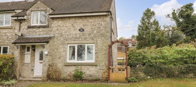 CLOUD VIEW COTTAGE, pet friendly, with a garden in Ashbourne