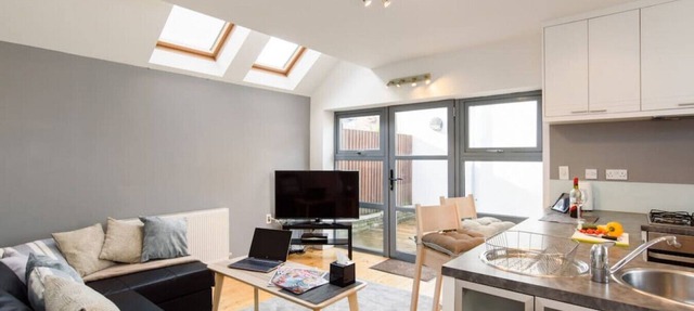 Cloudstream Joy - Relax in the City | 2 Bed Duplex House w/Hot Tub