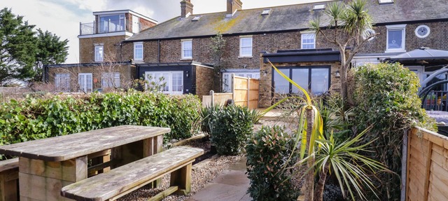 COASTGUARDS VIEW, pet friendly, with open fire in Swalecliffe