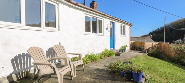 COCKLE ISLAND COTTAGE, romantic, with open fire in Porthallow