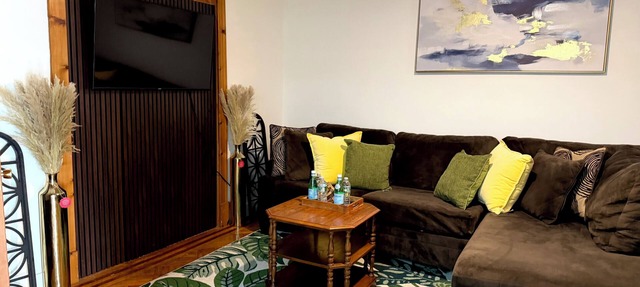 Colonial Style Home 5 Br 2 bath n’ Parking! Close to restaurants n’ colleges!