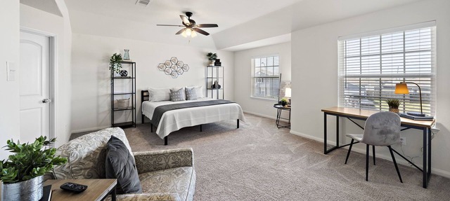 Come stay a while 3 bedroom WiFi Smart TV in every room Covered Patio Fire Pit Q