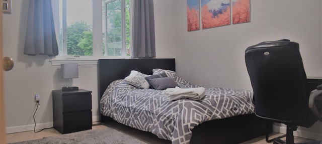 Comfortable 2 bed apartment near metro , trails and golf course
