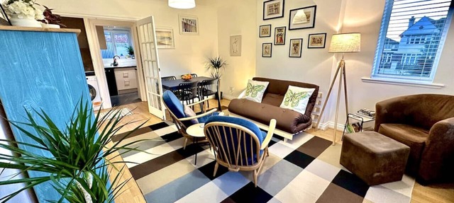 Comfortable 2-bed home with full kitchen near transport links