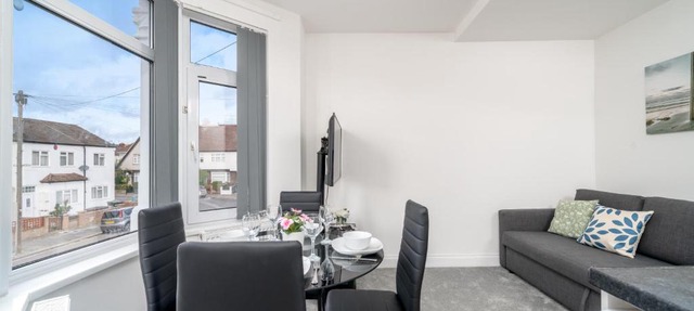 Comfortable 2-Bed Home with Spacious Layout, Walk Tube and Local Shops