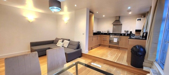 Comfortable 2BR Flat - 1 Min to Tube, Sleeps 6