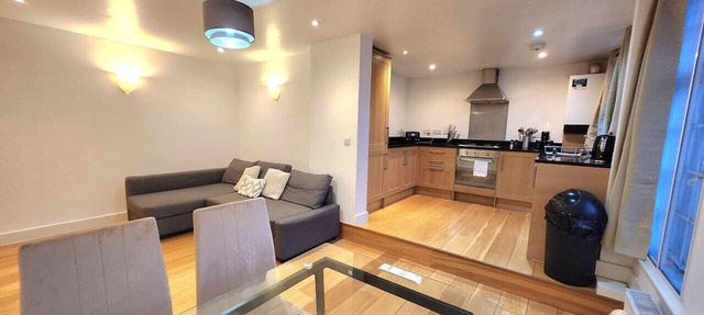 Comfortable 2BR Flat - 1 Min to Tube, Sleeps 6