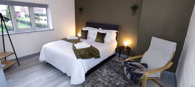 Comfortable 3-Bedroom Leeds Beach House - Ideal for Work Stays with Parking