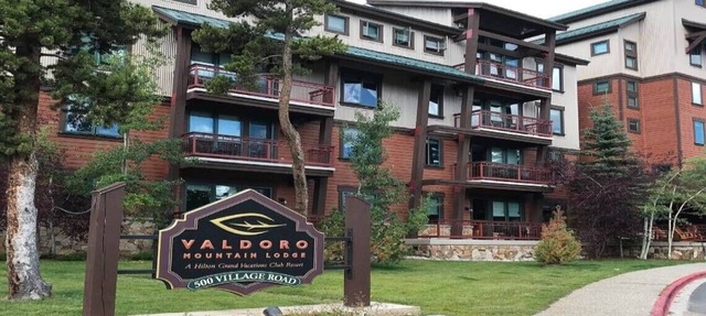 Comfortable 3 bedroom 2 bath with a fireplace at Hilton's Valdoro Mountain Lodge