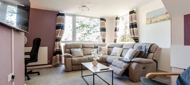 Comfortable 3-Storey House with Free Car Parking