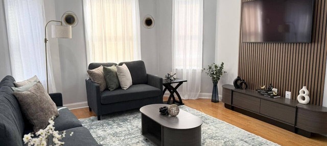 Comfortable 3BR in Lowell – Open Layout