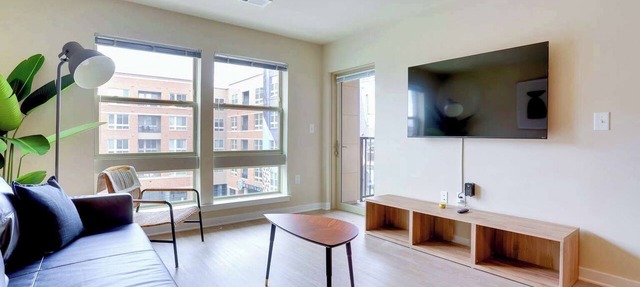 Comfortable Alexandria Apt W Business Facilities