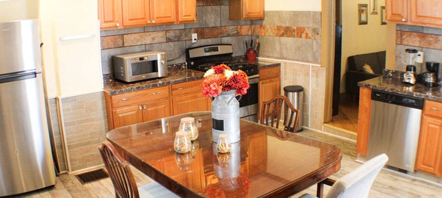 Comfortable Apartment – Pittsburgh's Little Italy!