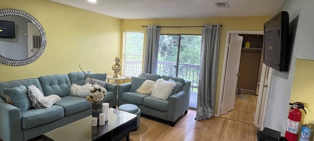 Comfortable Condo Near Plants & Beach/WiFi, Kitchen, Pool