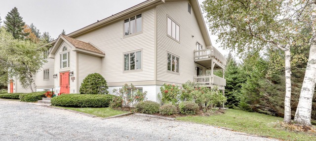 Comfortable condo with pool & clubhouse fitness room, forest views