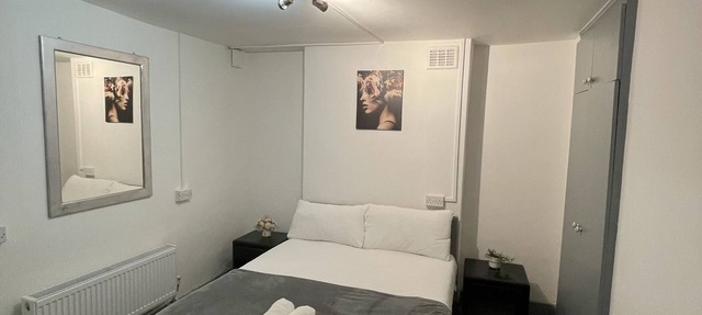 Comfortable Double Room - Shared Bathroom - M