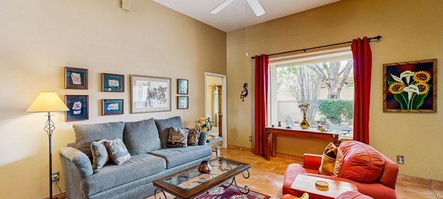 Comfortable getaway with hot tub, pool, private BBQ & full kitchen