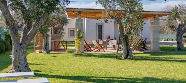 Comfortable house in the countryside with garden near the sea