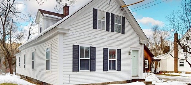 Comfortable in-town house, dog-friendly, river view, w/d, TV w/Roku, wifi,