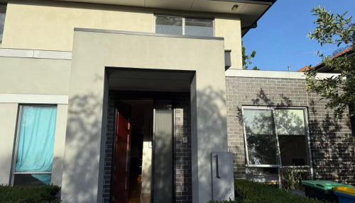 Comfortable Private Room in Kew East Townhouse - Shared Bath - Free Street Parking - Family-Friendly