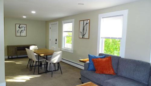 Comfortable Renovated 3 Bed Apartment
