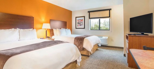 Comfortable Room with Full Kitchen and Parking!