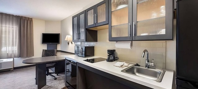 Comfortable Stay with Easy Access to City Highlights! Pets Allowed, Full Kitchen