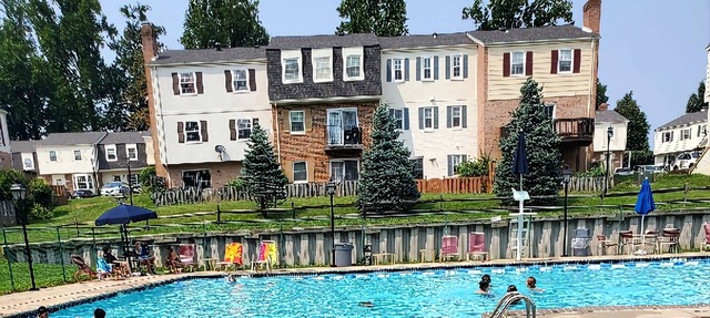 Comfy 2 bdrm unit w/King size bed & Free parking.