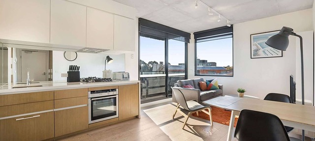 Comfy 2-Bed Balcony Unit near Iconic Chapel St