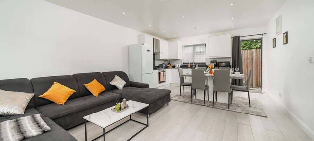 Comfy 3BR House | Near Tottenham Stadium | Parking