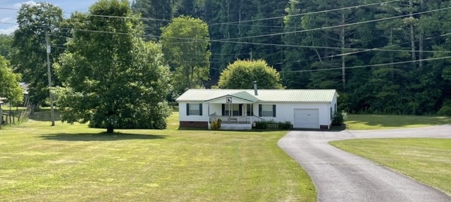 Comfy Getaway w/stream and bridge out back