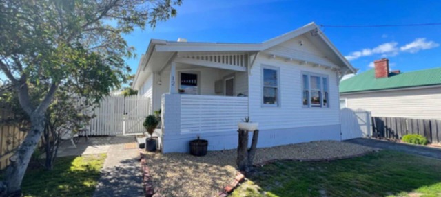 Comfy home within walking distance to beach, restaurants and Blunderstone area.