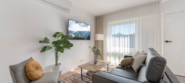 Comfy Studio with Shared Backyard near Racecourse