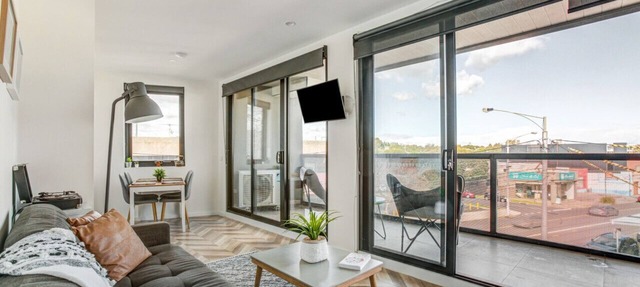 Contemporary Apt, cafes, wifi, trams & parking