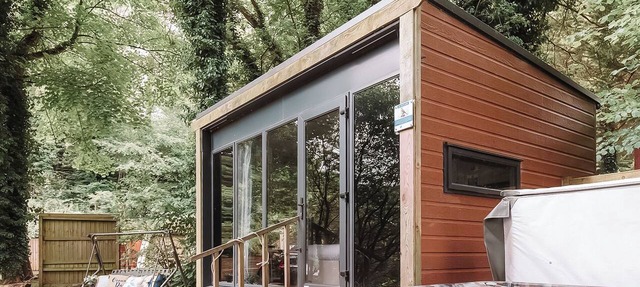 Contemporary mini pod with one double pull-out bed and en suite shower and W.