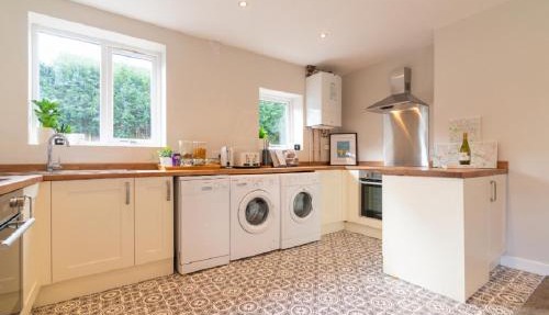 CONTRACTOR ACCOMMODATION SLEEPS 6 - 11 - MANCHESTER AIRPORT CITY