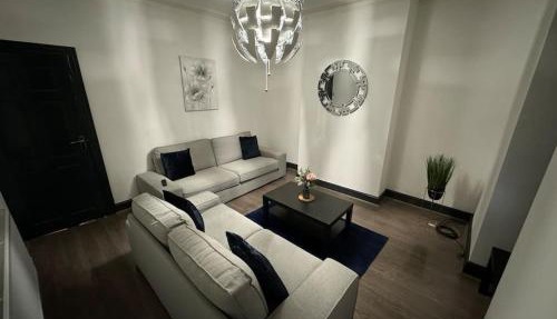 Contractors, Groups 4xBedRooms 5xDouble Beds, Close to City free parking sleeps x 10 WiFi ,Netflix,LGI Check Reviwz