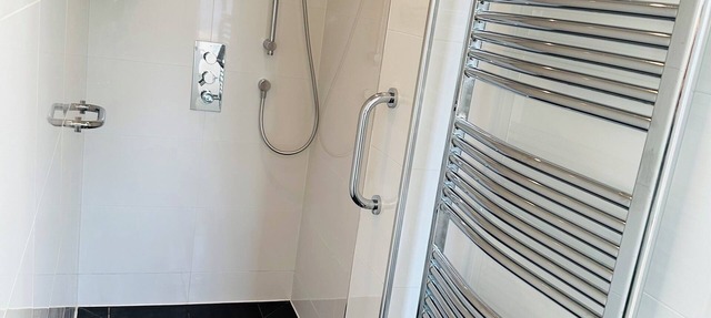 Convenient & spacious house close to golf club and easy links to central London.
