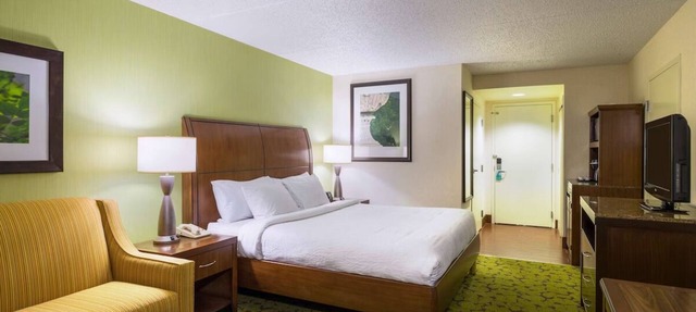 Conveniently Located on I-95 | Minutes to Rutgers University | Unit w/Pool