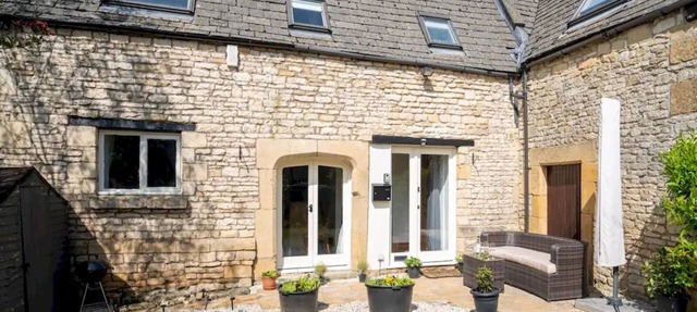 Converted 17th century barn with garden parking - Pass the Keys