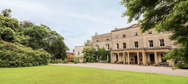 COOK'S FLAT, character holiday cottage in Cefn Park Estate