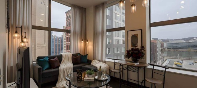 Corner Glass Bridge Views |Loft Style 1BD Downtown