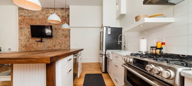 ★Corner Suite★- Location, Parking, Walkable