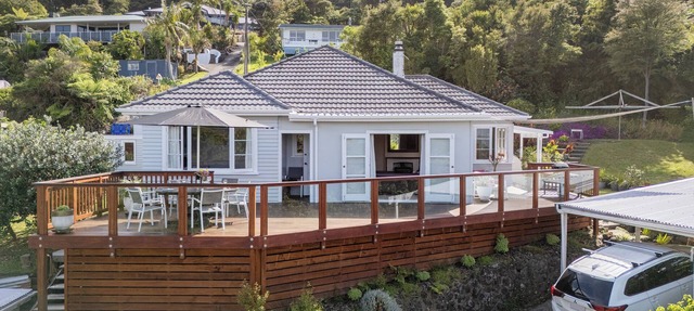 Coro Harbour View - Coromandel Holiday Home