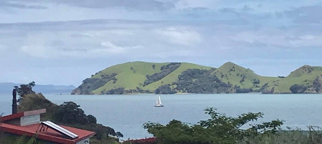 Coromandel Beach Bach with sea views, close to sugarloaf boat ramp