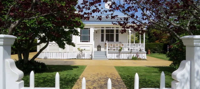 Coromandels Three Chimney Villa - Walk to Town/Private Fenced Yard/Very Spacious