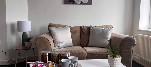 Cosy 2 Bed Flat Sleeps 4 with Free Parking