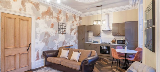 Cosy 2-Bed Flat with Free Parking-by Holiday Homes